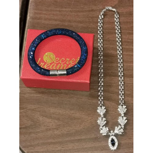 100 - Dressy fashion necklace and bangle