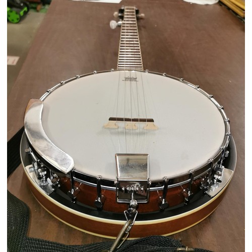 150 - Gear 4 Music banjo in excellent condition with Remo head