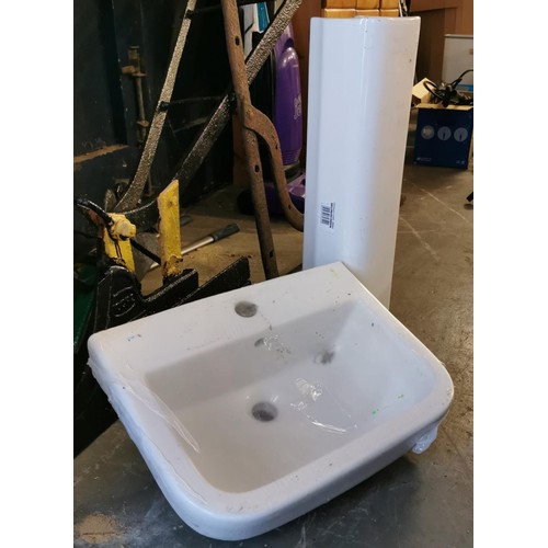 156 - New and sealed sink and pedestal