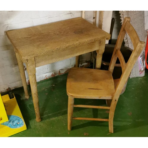 133 - 61 x 39 x 60 cm vintage lift top school desk and chair