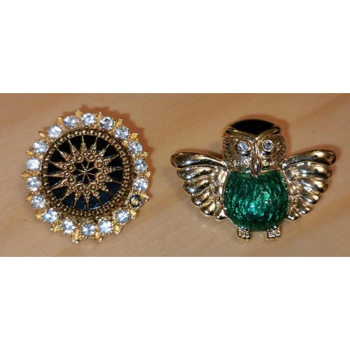 94 - 2.5 cm diameter jewelled gold tone brooch and gold tone enamel owl brooch