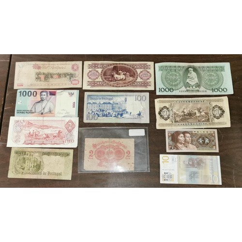 23 - Bundle of 11 x assorted foreign bank notes