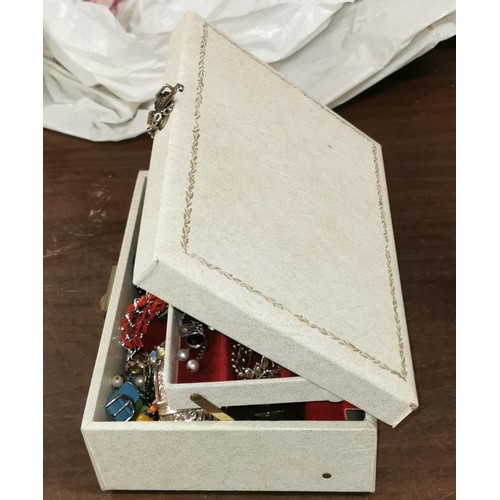 86 - Vintage musical jewellery box and contents