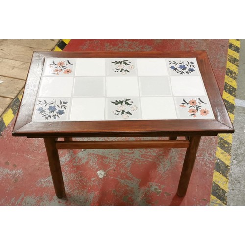 118 - Approx 60 x 40 cm retro tile top side table