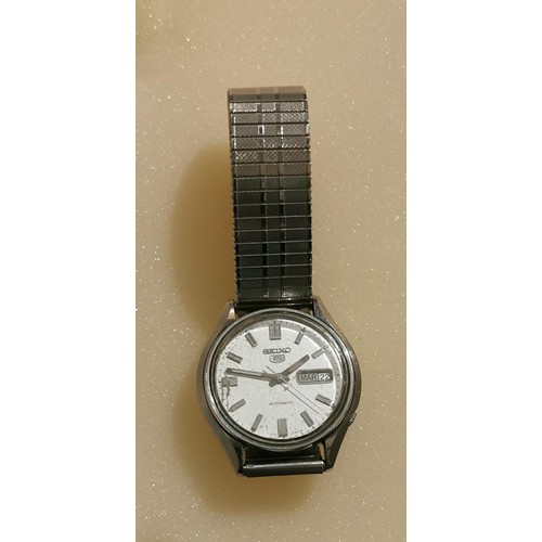 34 - Seiko 5 Gents automatic French calendar wristwatch with elasticated strap in working order