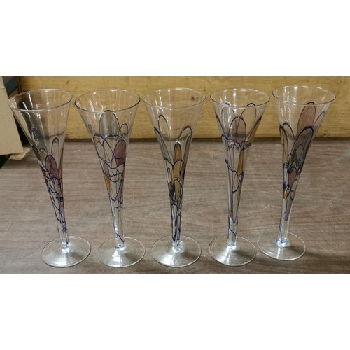 82 - Set of 5 x 25 cm tall patterned champagne flutes