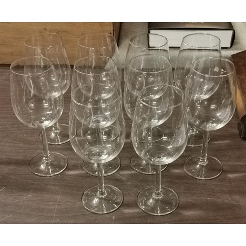 84 - Set of 10 x 20 cm tall clear wine glasses