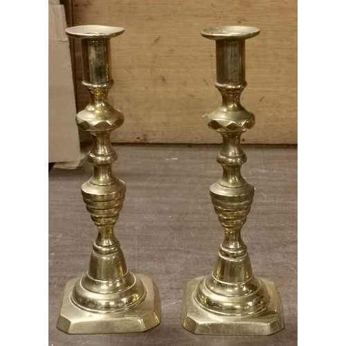 92 - Pair of 22.5 cm tall heavy brass spindle candlesticks