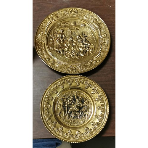 99 - 2 x embossed brass picture wall plates, largest being 36.5 cm diameter