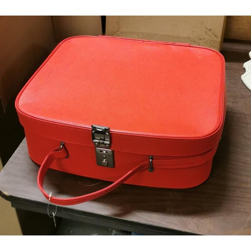 125 - As new ladies red retro travel vanity case with key