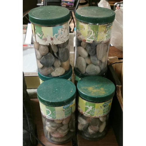 141 - 6 x 2 kg tubs of Poundland garden decoration pebbles