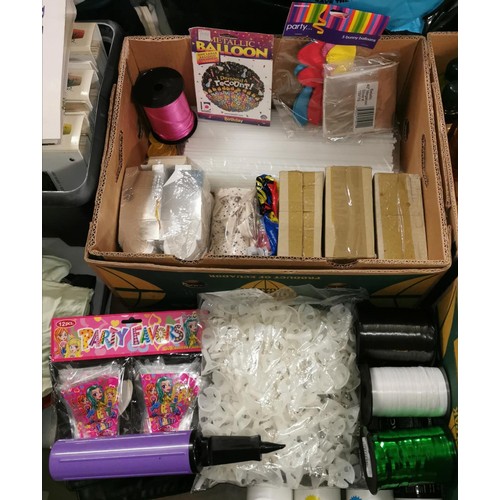 189 - Box of assorted balloons and balloon decoration accessories