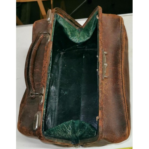 21 - Vintage leather Gladstone bag