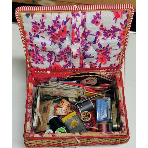 22 - 29 x 21 x 14 cm vintage wicker sewing box and contents