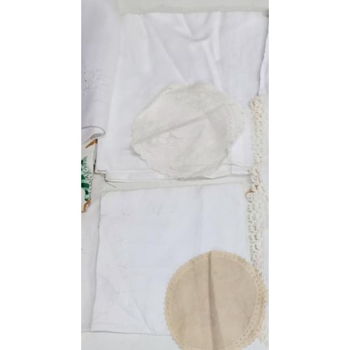 23 - Small bundle of vintage table linen plus 2 x hand made floral needlework cushion covers