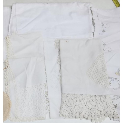 23 - Small bundle of vintage table linen plus 2 x hand made floral needlework cushion covers