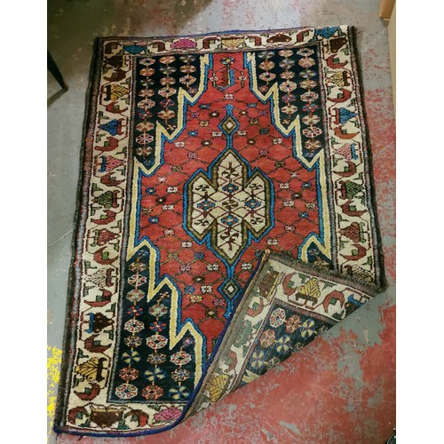 1 - Approx 128 x 86 cm vintage patterned rug