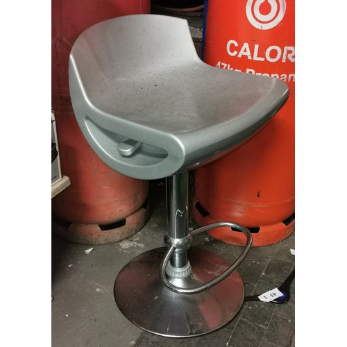 51 - Silver hydraulic breakfast bar stool