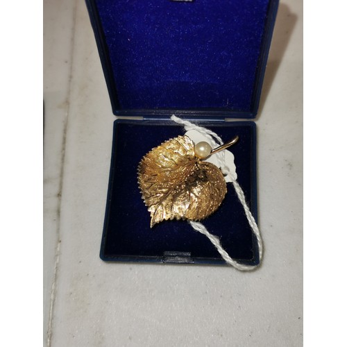 116 - 4.5 x 3 cm gold tone Grosse German leaf shaped brooch with real pearl