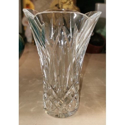 28 - 15 cm tall heavy lead crystal vase