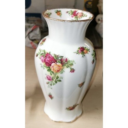 30 - 22.5 cm tall 1962 Royal Albert old country roses vase