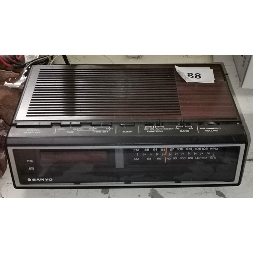 88 - Retro Sanyo radio alarm