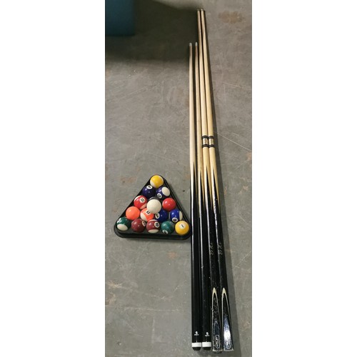 2 x Riley 2 piece and 2 x Sportcraft 1 piece snooker cues with full
