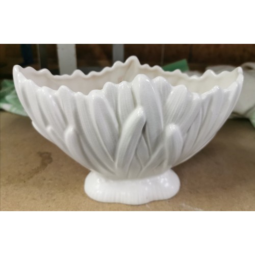 147 - 25 cm long and 17 cm tall white Sylvac vase