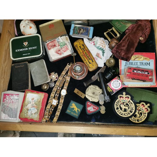 134 - 55 x 55 cm light wood flat counter top display case and assorted contents