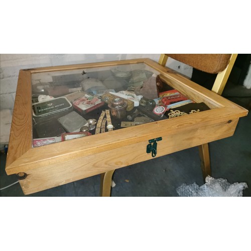 134 - 55 x 55 cm light wood flat counter top display case and assorted contents