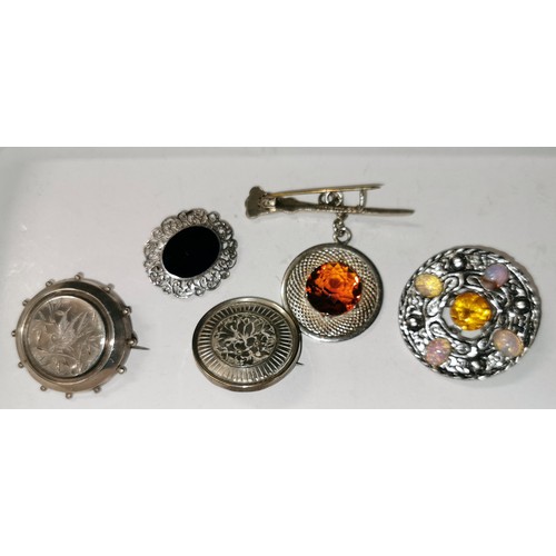 40 - Silver bundle of 4 x brooches and 1 x Mizpah