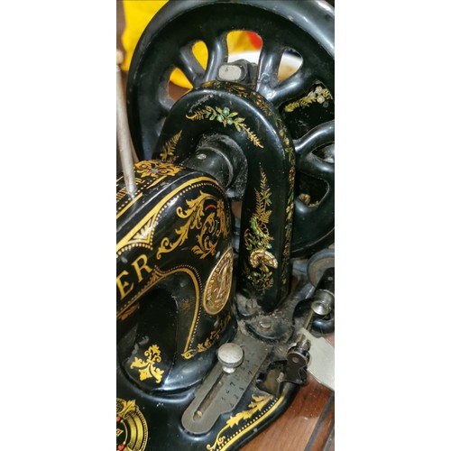 323 - 19th century very early Singer sewing machine in very good condition and moving freely, complete wit... 