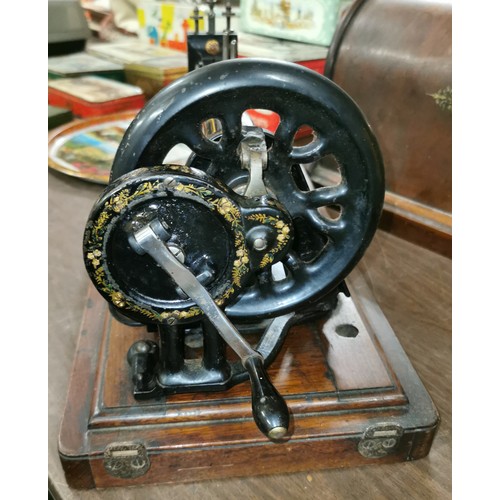 323 - 19th century very early Singer sewing machine in very good condition and moving freely, complete wit... 