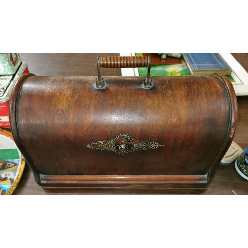 323 - 19th century very early Singer sewing machine in very good condition and moving freely, complete wit... 