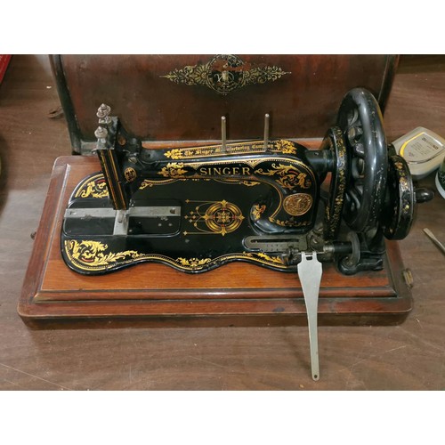 323 - 19th century very early Singer sewing machine in very good condition and moving freely, complete wit... 