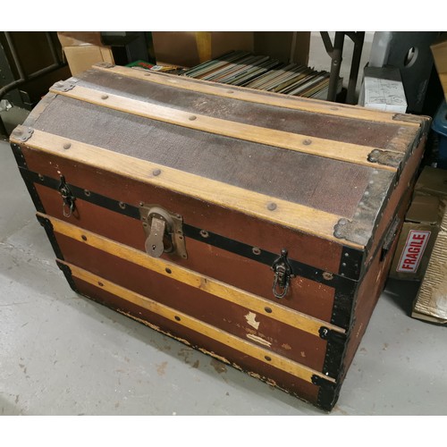 300 - 30 x 18 x 21 cm old wooden band with steel end dome top trunk
