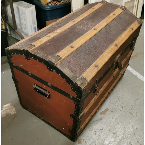 300 - 30 x 18 x 21 cm old wooden band with steel end dome top trunk