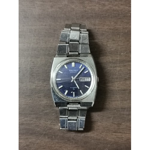 27 - Seiko automatic gents 19 jewel calendar watch - works intermittently so will need servicing