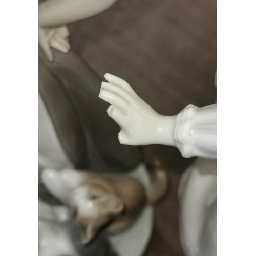 304 - 21 cm tall undamaged Lladro girl with 3 cats and 25 cm tall Cinderella with end of fingers on right ... 