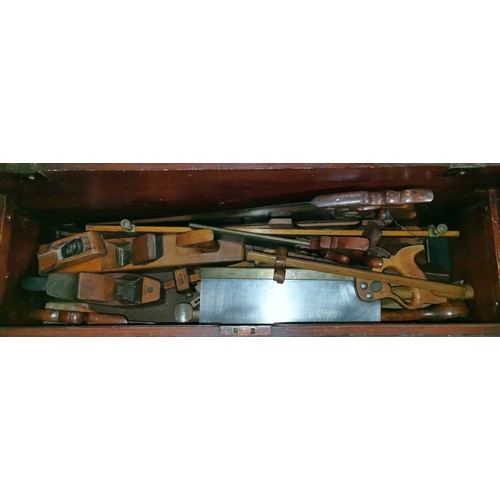 172 - 74 x 29 x 43 cm large carpenters tool box and assorted tools etc