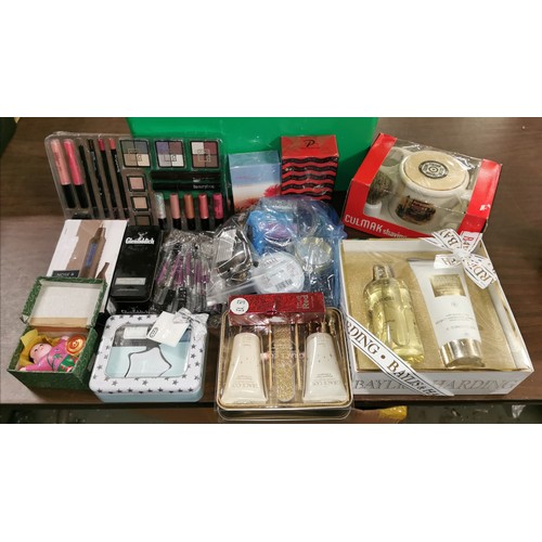 29 - Box of assorted gift sets (including whisky), deodorants, shower gels etc