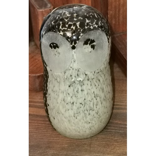 48 - 11 cm tall Wedgwood glass owl figure