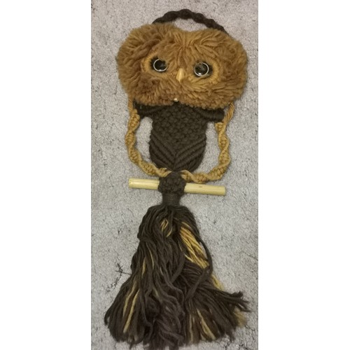 90 - Approx 50 cm vintage crocheted wool owls head hanging wall decoration