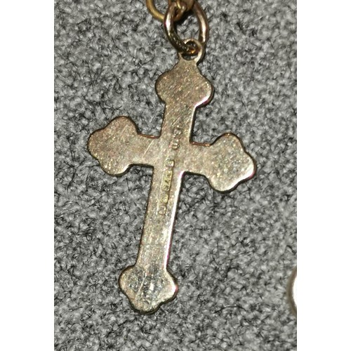 536 - 9 ct gold cross pendant on chain