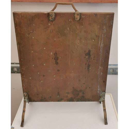 182 - 46 cm wide and 64 cm tall vintage embossed brass scene fire screen