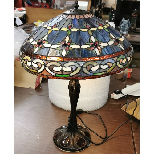 31 - Approx 67 cm tall large bronze look Art Nouveau style table lamp with 46 cm diameter Tiffany style s... 