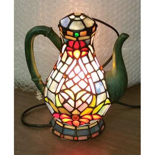 24 - 23 cm tall Tiffany style coffee pot shaped lamp