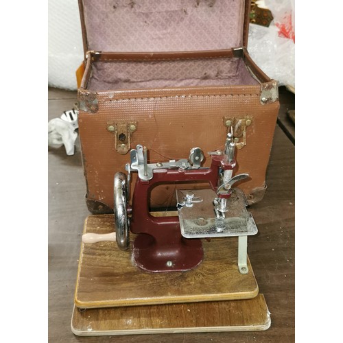 52 - Vintage Essex miniature sewing machine in case - winds freely