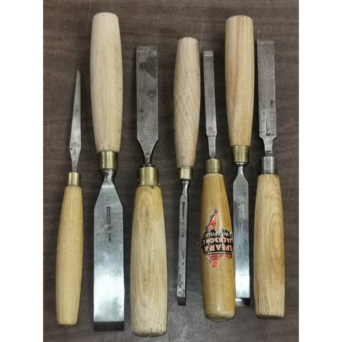 187 - Nice bundle of 7 x assorted wooden handle chisels