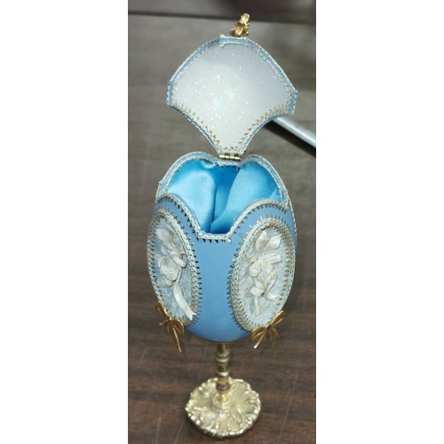 55 - 17 cm tall egg shaped ornament/ring box on gilt stand